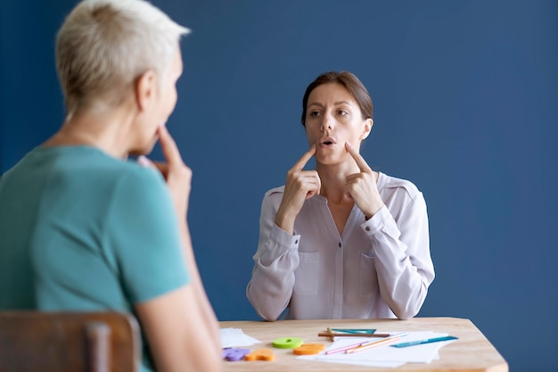 Photo mature woman having an occupational therapy session with a psychologist