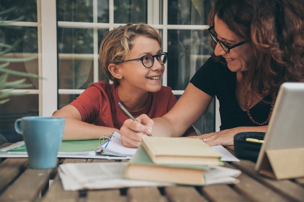 家で息子の勉強を手伝う成熟した女性