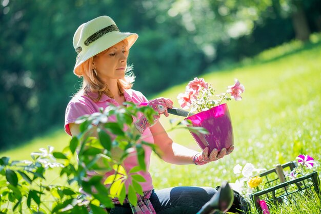 Donna matura nel suo giardino