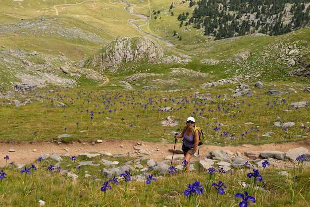 Donna matura che fa un'escursione nelle montagne di pirenei