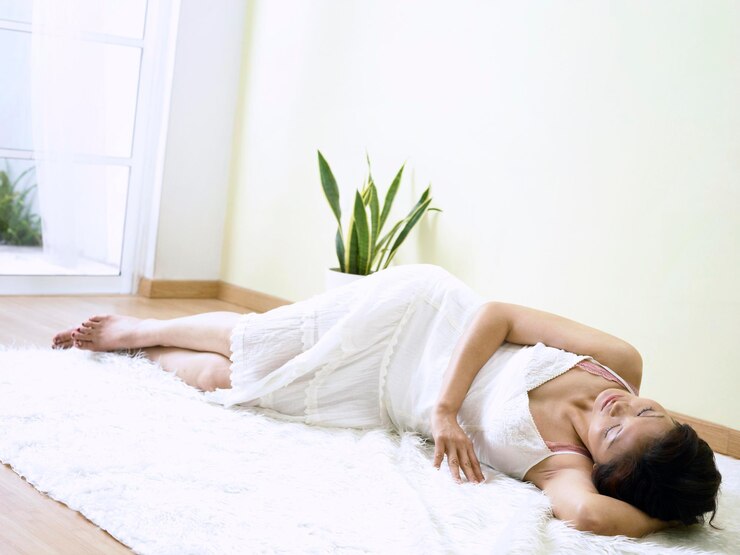 Photo 家で毛皮の敷き布団の上に横たわっている成熟した女性