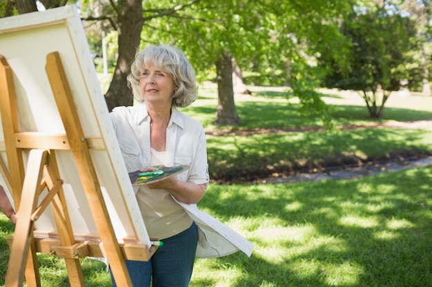 公園での熟女の絵画