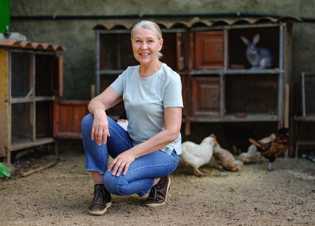 Foto donna matura in una piccola fattoria