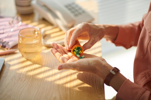 Foto donna matura che prende antidepressivi