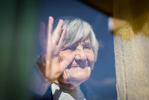 Foto donna matura che aspetta sulla finestra