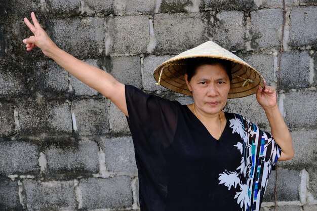 Photo mature woman wearing casuals while standing against wall