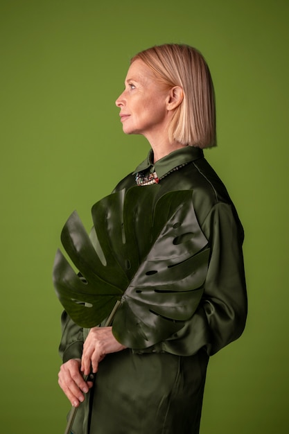 Photo mature woman wearing fashionable clothing