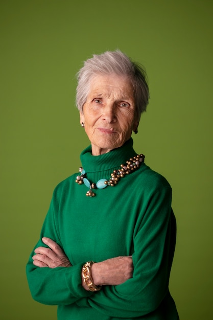 Photo mature woman wearing fashionable clothing