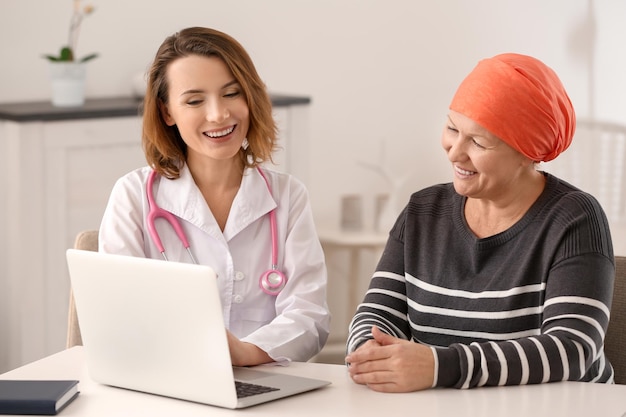 Foto donna matura con cancro che visita il medico in ospedale
