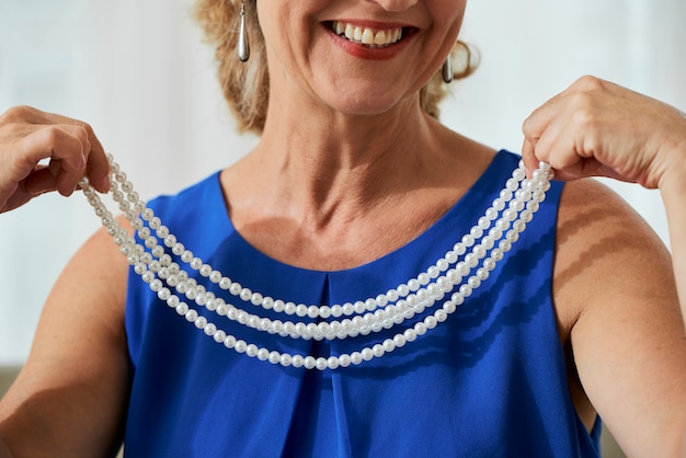 Photo mature woman with necklace