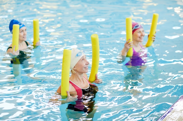 Donne mature che lavorano in acqua