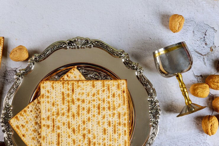 Photo matzah bread on seder plate with kiddush. jewish passover holiday concept.