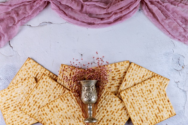 Matzah brood met kiddush en bloemen. Joods Pascha vakantieconcept.