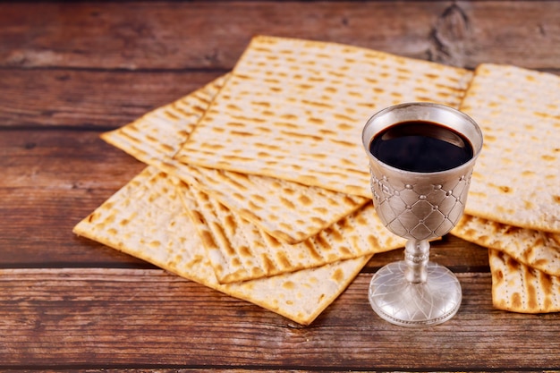 Matzah en een zilveren beker vol met wijn Joodse feestdagen concept
