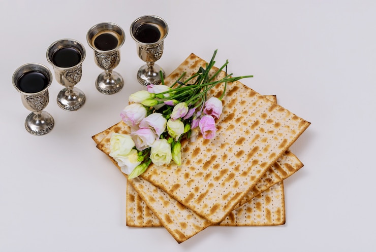 Photo matzah and four cups full of wine jewish holidays concept.