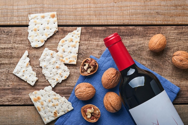 Matzah rood koosjer en walnoot Traditioneel ritueel Joods brood op oude houten rustieke achtergrond Pascha eten Pesach Joodse feestdag van Pascha viering concept