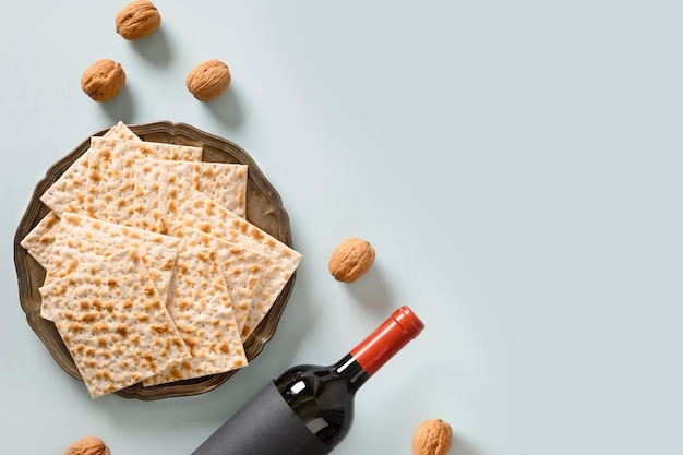 Маца традиционный ритуальный еврейский хлеб вино и орехи
