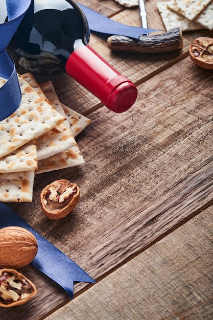 マツァとクルミ古い木製の素朴な背景に伝統的な儀式のユダヤ人のパン過越の祭りの食べ物過越の祭りのコンセプトのペサッハユダヤ教の祝日