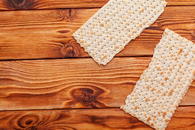 Foto matzo-brood voor joodse feestdagen met hoge feestdagen op tafel