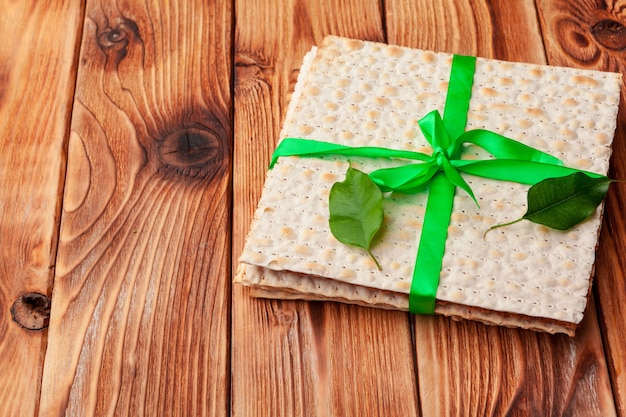 matzo-brood voor Joodse feestdagen met hoge feestdagen op tafel