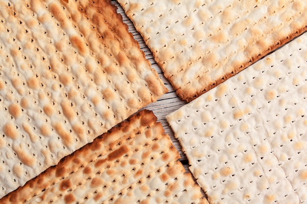 Matzo-brood voor joodse feestdagen met hoge feestdagen op tafel