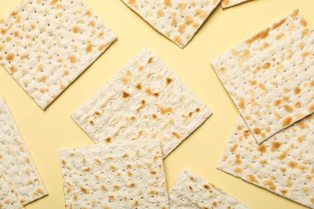 Matzo op lichtgele achtergrond bovenkant