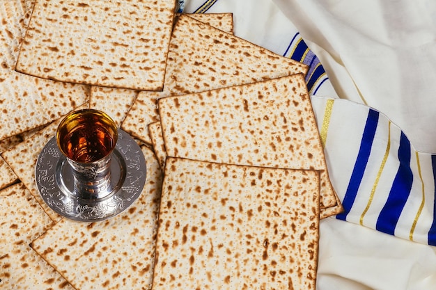 Matzo voor Pesach en wijn op tafel close-up