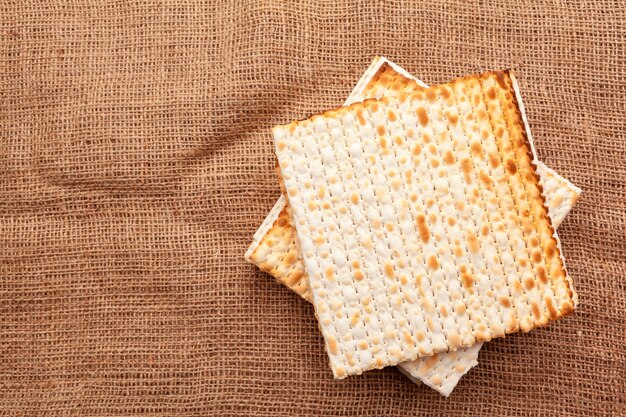 Matzobrood voor Joodse feestdagen met hoge feestdagen op tafel