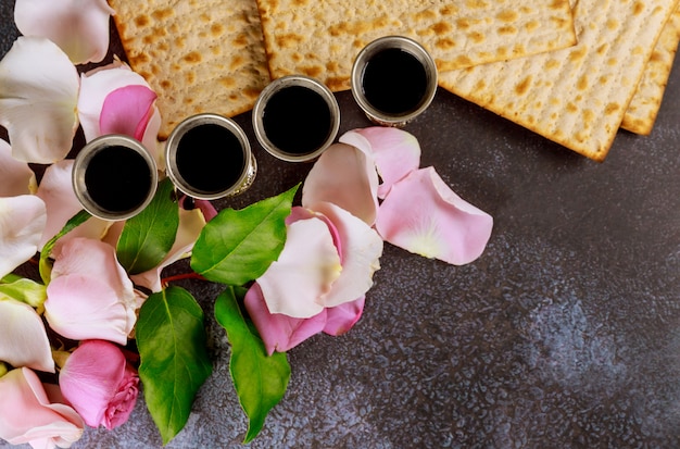 Matzoh passover vakantie joodse viering matzoh met op kiddush vier kop rode koosjere wijn