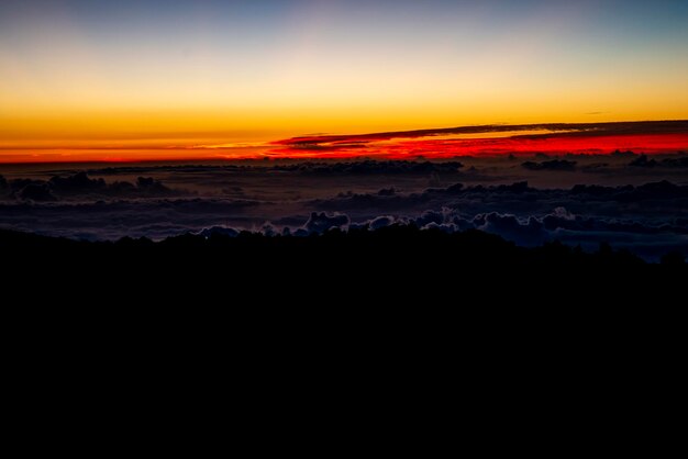 写真 マウイ島、ハワイ。ハレアカラ国立公園のハレアカラクレーターに沈む夕日の壮大な景色。