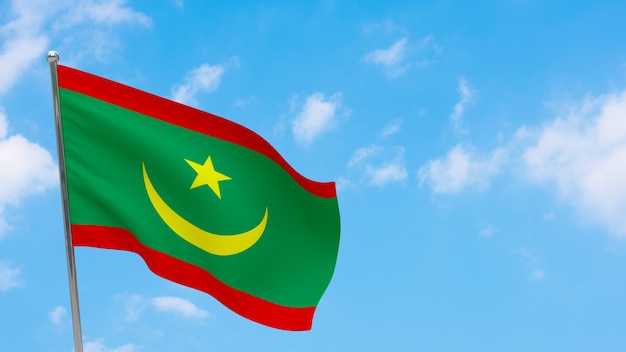 Bandiera della mauritania in pole. cielo blu. bandiera nazionale della mauritania