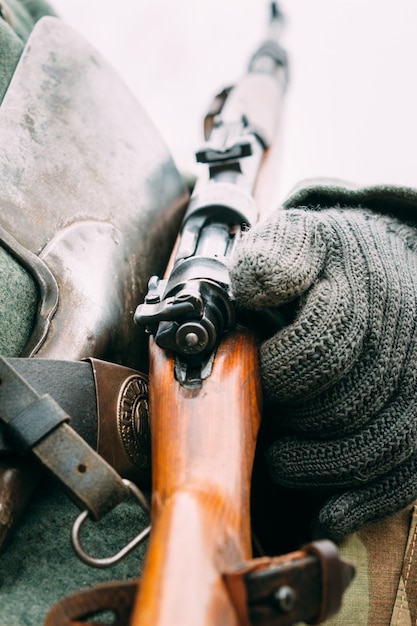 Foto mauser 98k in de handen van een soldaat