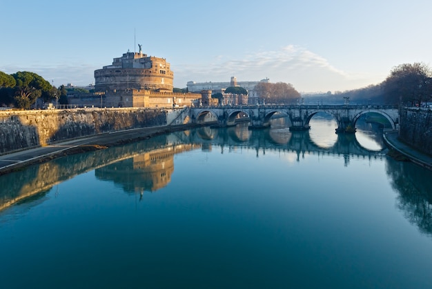 ハドリアヌスの霊廟またはローマ、イタリアの聖天使の城。朝の景色