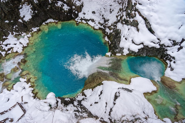 Mavi Gol Giresun Turkije Blue Lake is turkoois met het effect van kalkstenen en sodawater