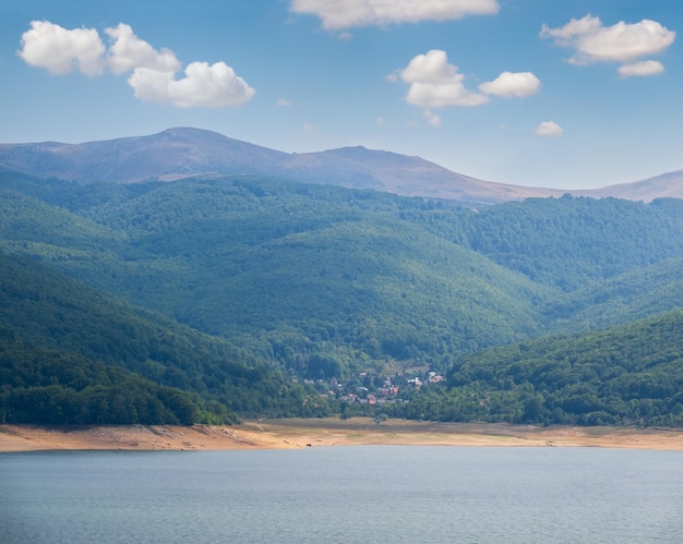 Mavrovo Lake zomer platteland landschap met bergen achtergrond Mavrovi Anovi dorp Noord-Macedonië Europa