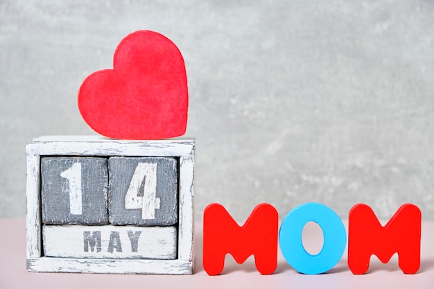 Foto calendario del 14 maggio e concetto di parola mamma per la festa della mamma