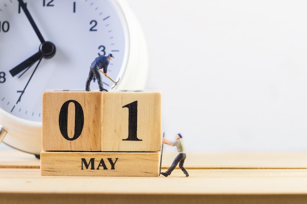 1° maggio giorno 1 del mese concetto della giornata del lavoro del calendario del blocco di legno del lavoratore in miniatura