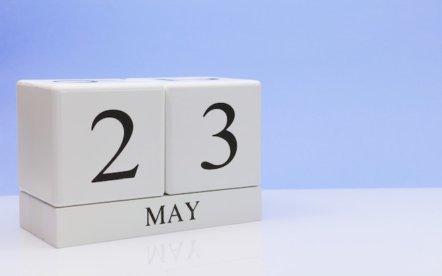 Фото 23 мая день 23 месяца, ежедневный календарь на белом столе