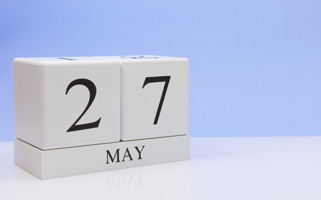 5月27日月27日、白いテーブルに毎日のカレンダー