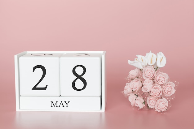 Foto 28 maggio giorno 28 del mese. cubo del calendario sul rosa moderno