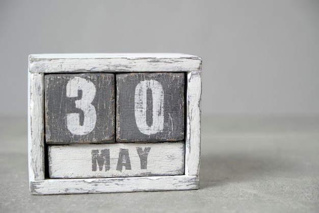 写真 5 月 30 日カレンダー製木製キューブ グレー背景テキストの空きスペース