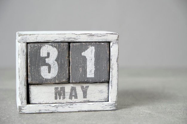 5 月 31 日のカレンダーは、木製の立方体の灰色の背景を作ったあなたのテキストのための空のスペース
