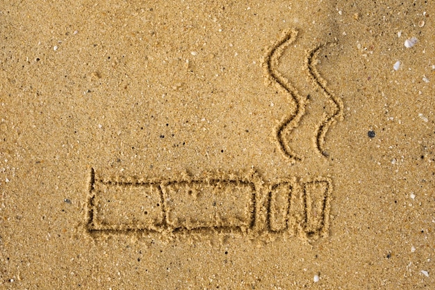 5월 31일 세계 금연의 날 해변의 모래에 그려진 금연의 날 인식 표시