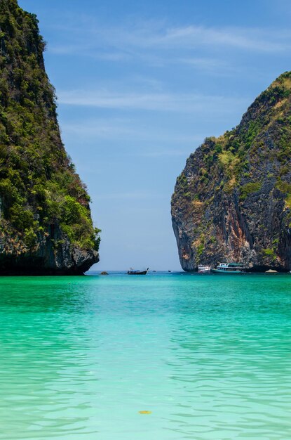 마야 만 (Maya Bay) - 태국 피피 섬 (Phi Phi Island) 의 아름다운 해변.