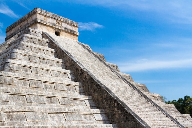 Maya piramide chichen itza, schiereiland yucatan, mexico.