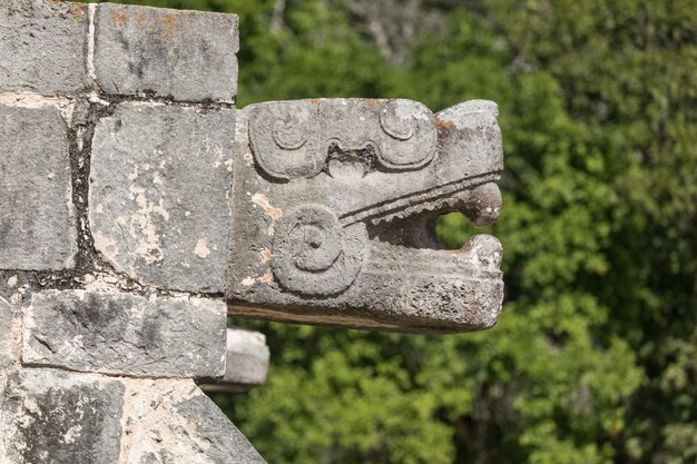 メキシコ の チチェン・イッツァ の 考古 遺跡 に ある マヤ 族 の ジャグアール 頭 の 刻