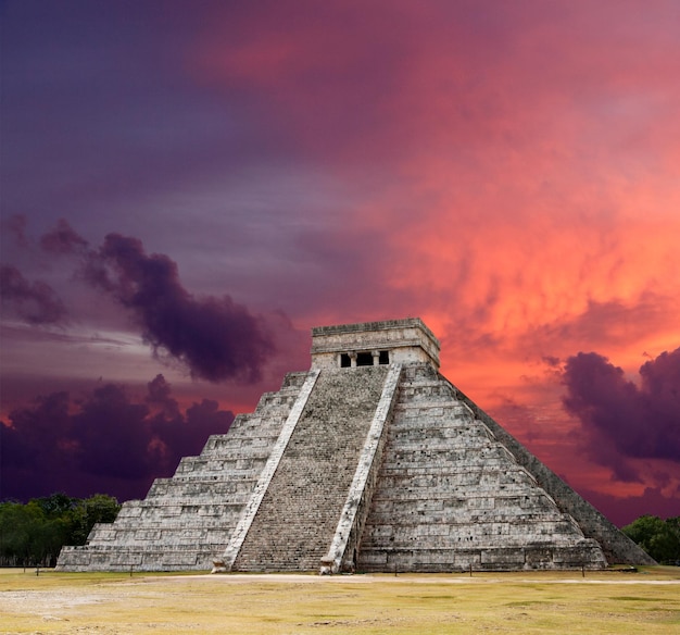 Пирамида майя Кукулькан Эль Кастильо Чиченица Мексика