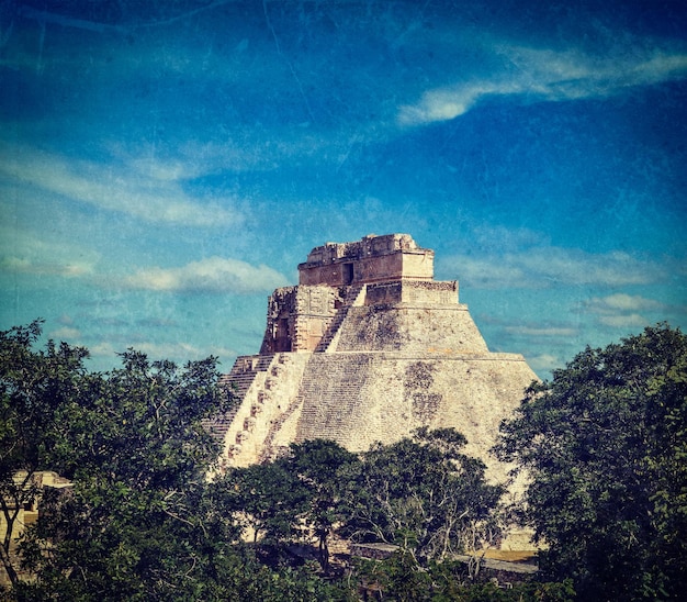 Photo mayan pyramid pyramid of the magician adivino in uxmal mexic