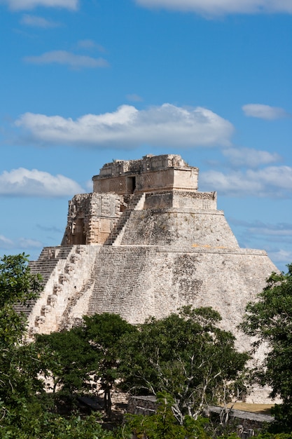 Piramide maya (piramide del mago, adivino) a uxmal, in messico