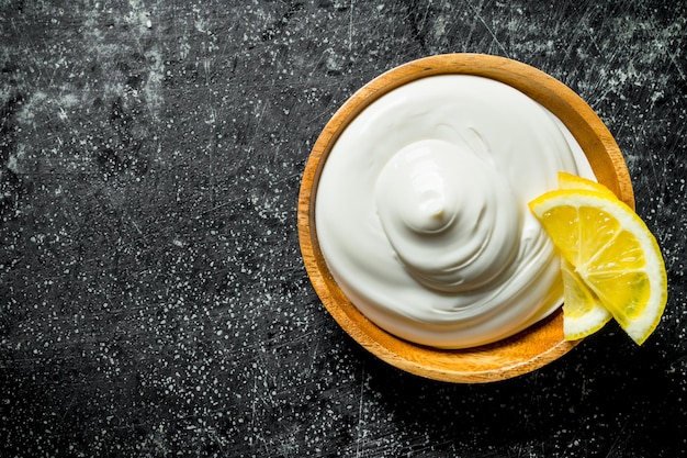 Photo mayonnaise with lemon slices